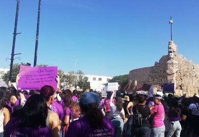 Marchan mujeres por el 8M en Mérida