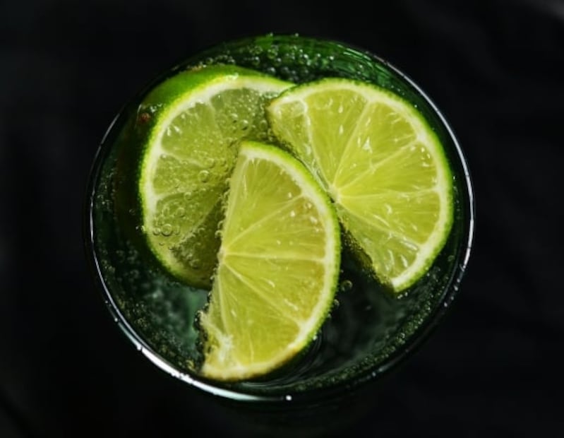 Riesgos de tomar jugo de limón en exceso