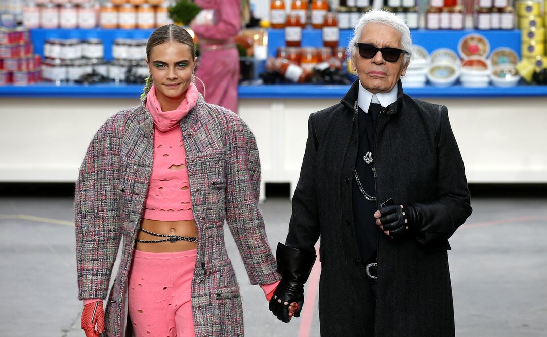 El tejido tweed es uno de los íconos que Karl Lagerfeld convitió en leyenda. Aquí con Cara Delevingne. Foto: Archivo EL UNIVERSAL