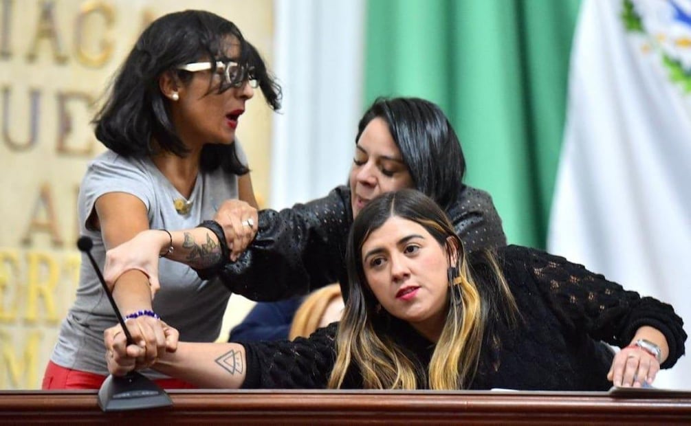 Pleitos y zafarranchos en el Congreso CDMX; los golpes entre diputados no son un hecho aislado. Foto: Especial