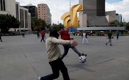 3 videos del "mundialito" de la CNTE; docentes adaptan su protesta en CDMX a la víspera mundialista con "cascaritas"
