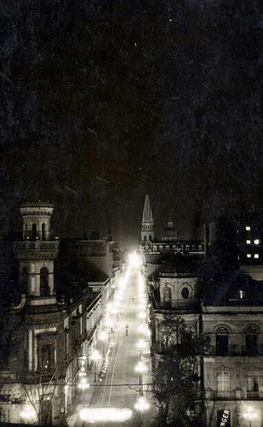 Si el turismo atravesara las barreras del tiempo, muchos escogerían volver a caminar una noche por la avenida 16 de septiembre cuando la Casa González Hermosillo y la Casa Pazos flanqueaban la ruta del peatón. ESPECIAL.