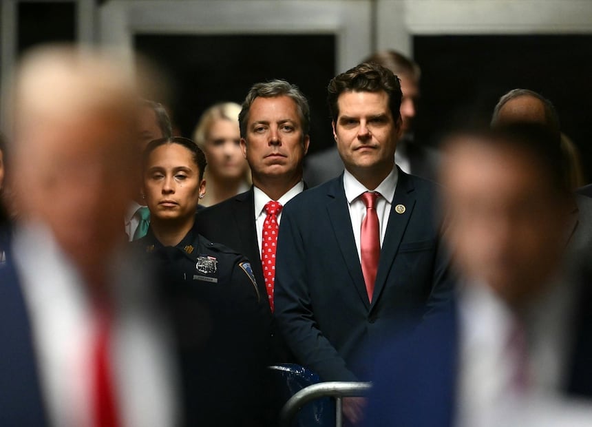 El representante estadounidense Matt Gaetz (centro a la derecha), republicano por Florida, escucha mientras el expresidente estadounidense Donald Trump habla con la prensa, en el tribunal federal de Manhattan. Foto: ANGELA WEISS. EFE