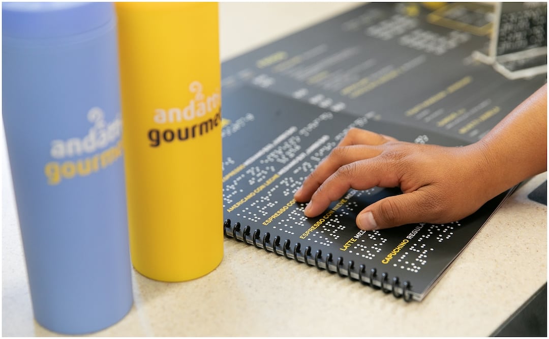 Se realizaron varias adopciones para brindar un servicio eficiente, entre ellas: código braille, incorporación de rampas, guías podotáctiles y un mapa háptico. Foto: Especial