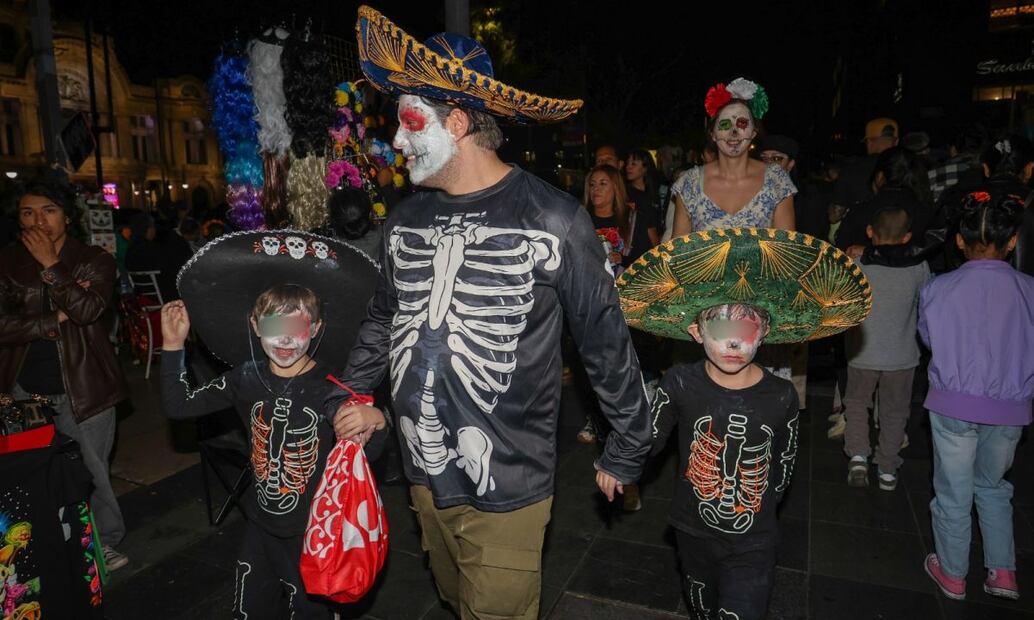 Los más pequeños piden calaverita con entusiasmo.
Foto: Luis Camacho (31/10/25)