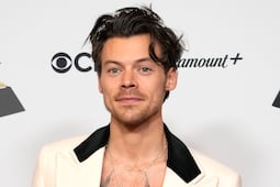 Harry Styles frena a una fan en CDMX; dejó a su hijo por perseguirlo. VIDEO