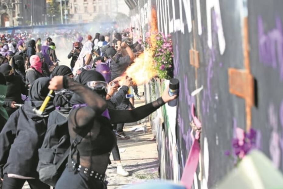 Miles de mujeres marchan sin violencia, con flores y cantos