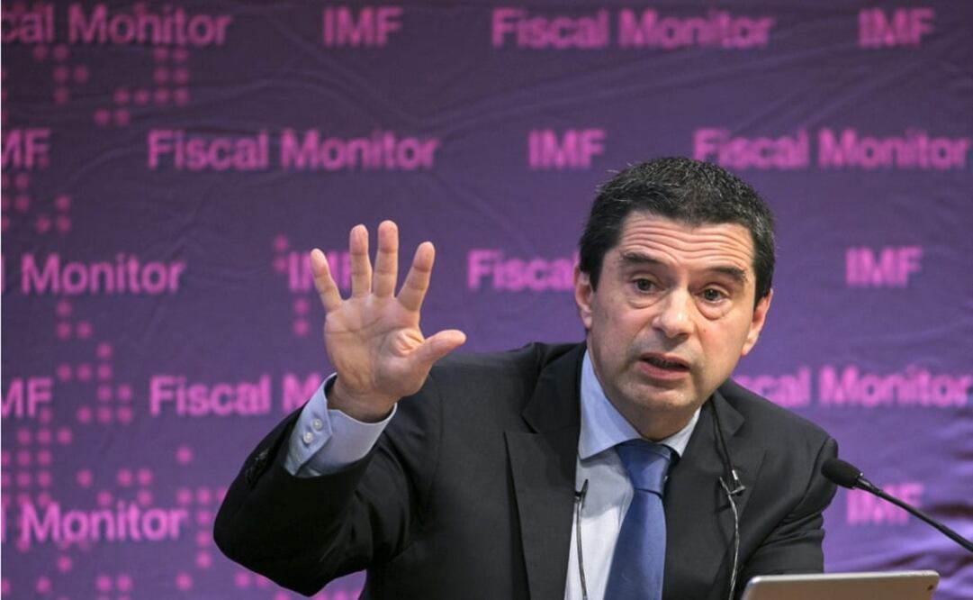 El director del Departamento Fiscal del FMI, Vitor Gaspar, responde a las preguntas de los medios durante la presentación del informe de Estabilidad Financiera. (Foto: EFE)