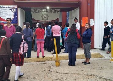 Acuden alumnos a sus secundarias en Oaxaca