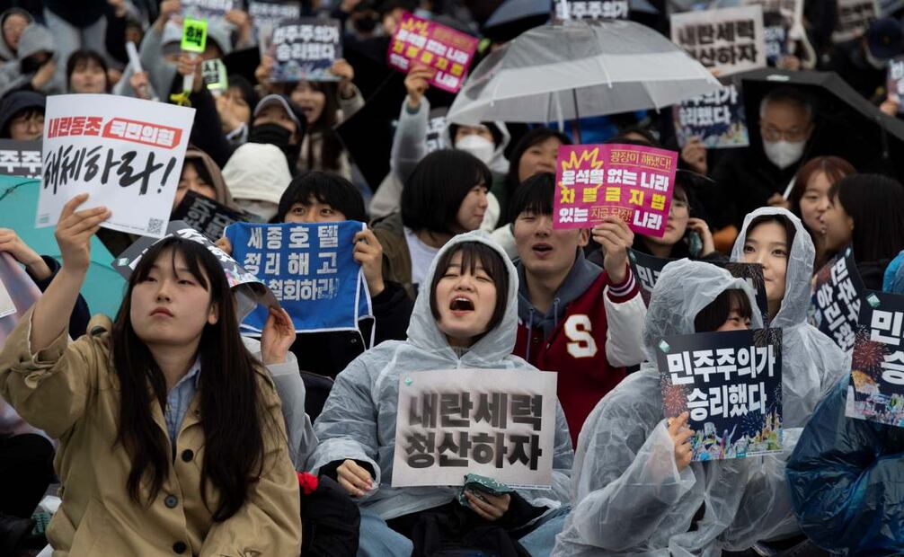 Unas 18 mil personas salieron a la calle este sábado en Corea del Sur en protesta a la decisión del Tribunal Constitucional al confirmar la destitución del presidente Yoon Suk-yeol. Foto: EFE