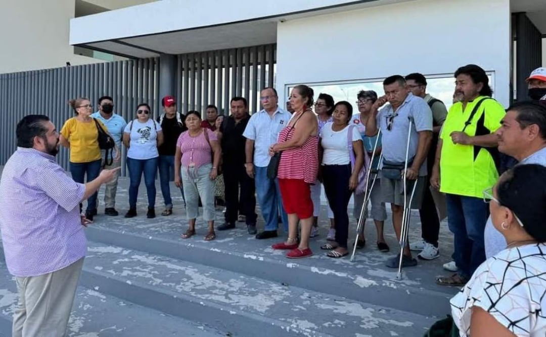 Unas 60 personas denunciaron frente al Congreso de Yucatán a la empresa “Préstamos Yucatán”, por fraude, usura, despojo y evasión fiscal (15/05/2025). Foto: Especial