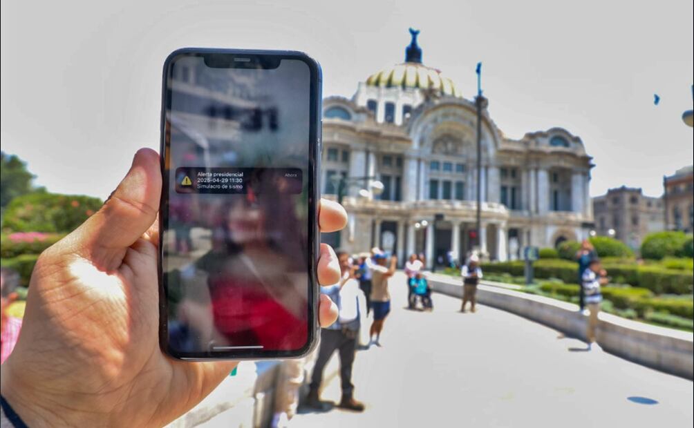Alerta sísmica en celulares en la zona Centro de la Ciudad de México. Foto: Axel Sánchez/EL UNIVERSAL