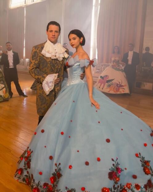 Ángela Aguilar luce como una princesa con vestido azul cielo