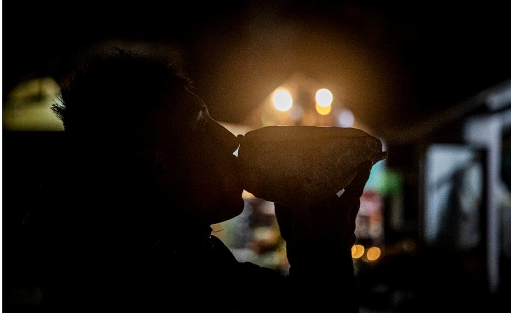 Personas acuden al templo de la Santa Muerte, ubicado en Tultitlán, en el Edomex, para realizar rituales y pedir por salud, dinero y amor. Foto: Gabriel Pano/EL UNIVERSAL
