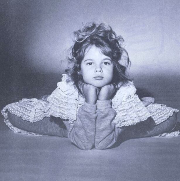 A Drew Barrymore la dejaban beber y fumar a los nueve años, pero no comer chocolate