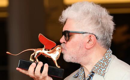 Pedro Almódovar recibe en Venecia un “león herido”