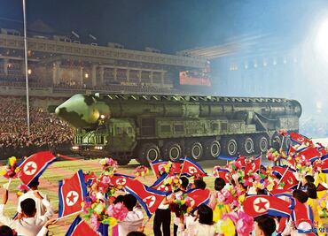 Kim Jong-un presume músculo militar en desfile
