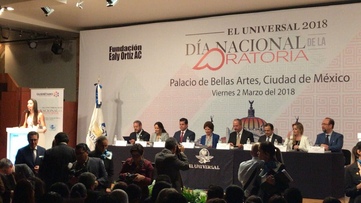 La campeona nacional de Oratoria 2017, Sofía Gutiérrez Larios es la encargada de presentar a todas las personalidades. (FOTO: Renata Sánchez. EL UNIVERSAL)