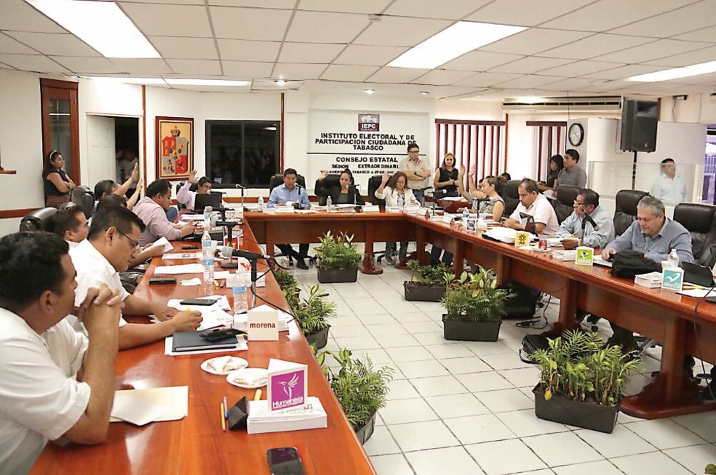 En sesión extraordinaria, los consejeros electorales también aprobaron los topes para las precampañas, que serán de 202 mil pesos y para la campaña, que será de 2 millones 21 mil pesos (LUMA LÓPEZ. EL UNIVERSAL)