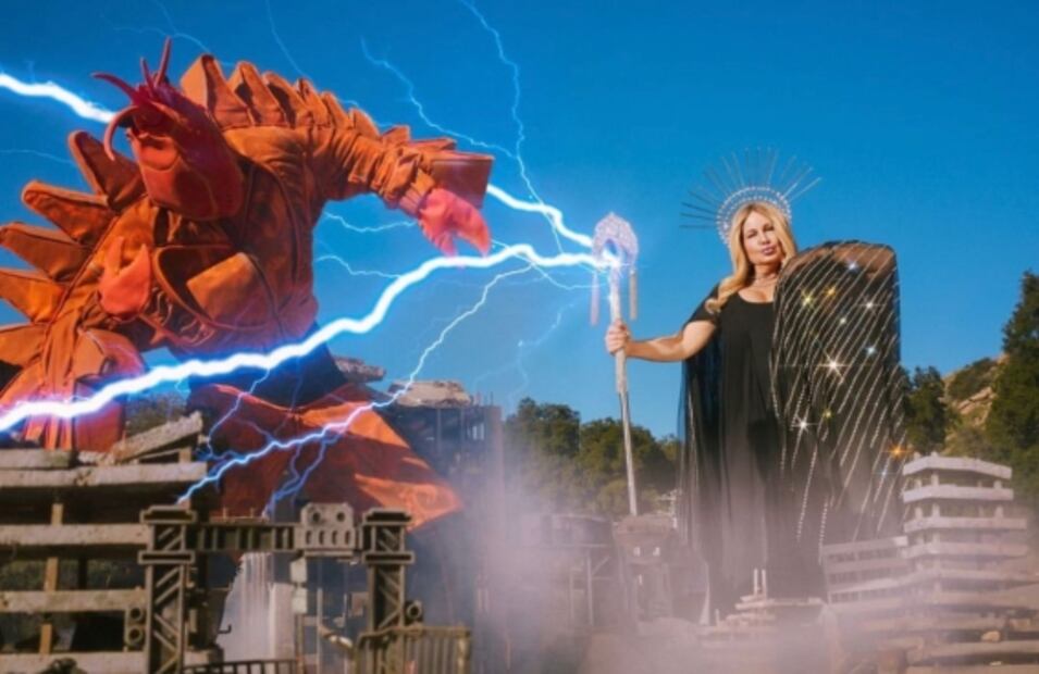 Jennifer Coolidge impacta como superheroína en una portada de revista