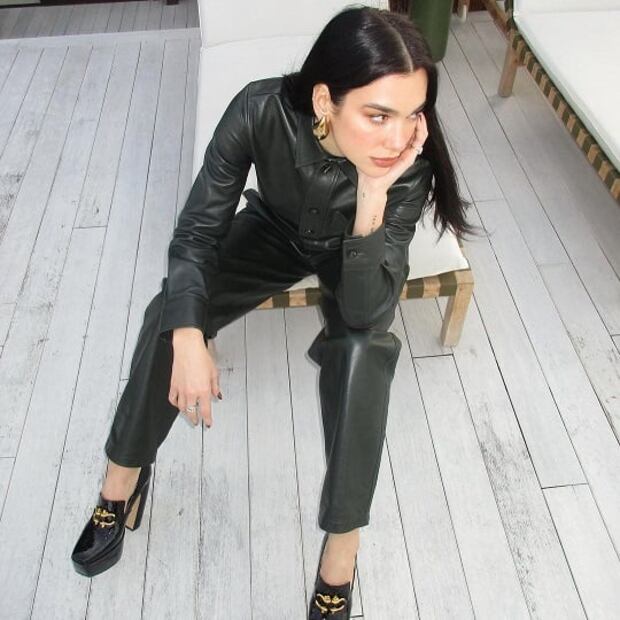 Dua Lipa conquista Instagram con total look de cuero