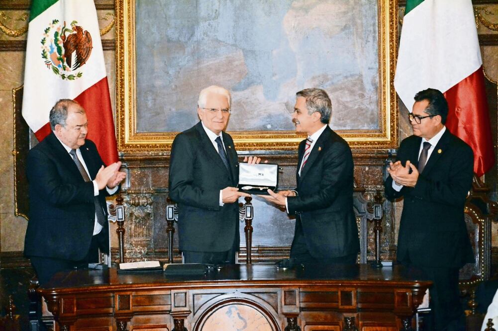 Durante la entrega del reconocimiento, Mancera Espinosa destacó el impulso que se da en Italia a iniciativas como el combate a la pobreza (ESPECIAL)