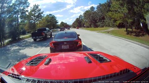 Conductor se detiene en medio de la carretera para revisar su Honda Civic