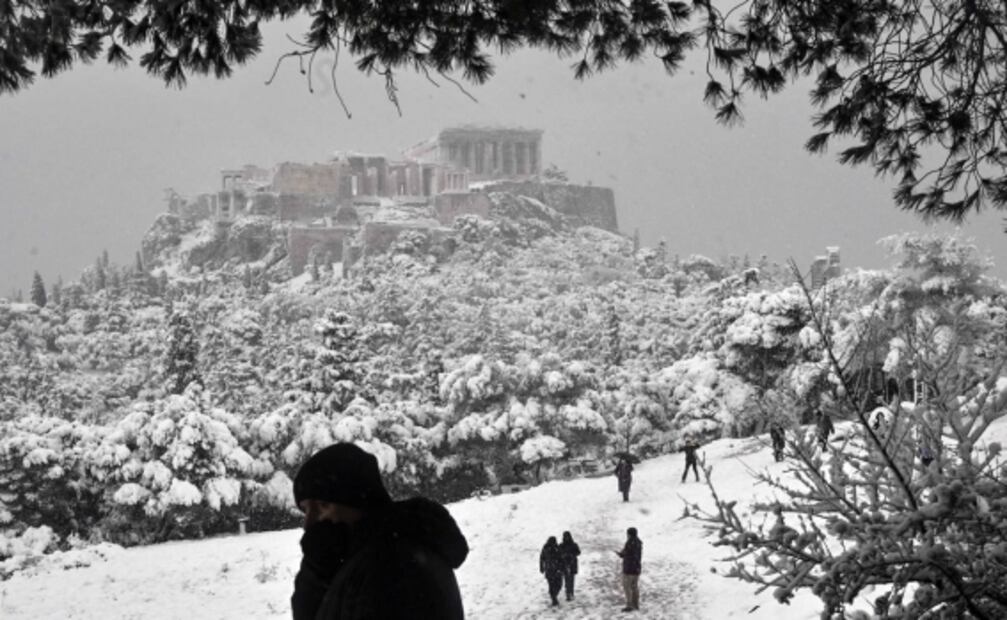 Grecia detiene vacunación contra el Covid-19 por inusual nevada