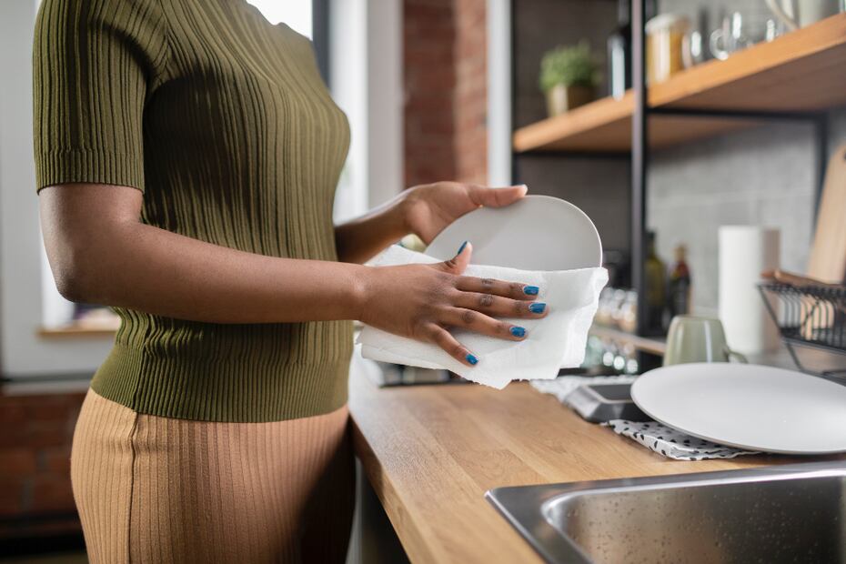 Secar los platos boca abajo o con trapo puede contaminar los alimentos. Foto: Freepik