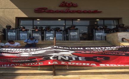 Maestros de la CNTE toman plazas comerciales en Chiapas