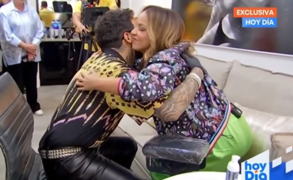 ¿Christian Nodal y Adamari López?... el cantante le hace especial tatuaje a la actriz  
