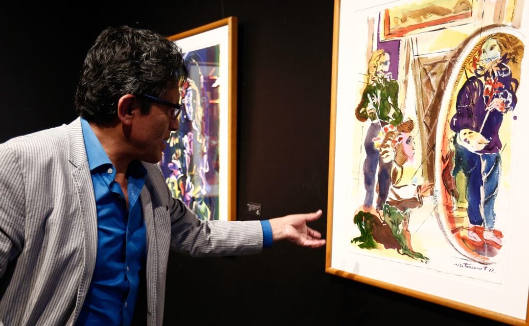 El pintor ecuatoriano Miguel Betancourt muestra una obra de su exposición "Ninfas, meninas y la mirada del pintor". Foto: EFE/José Jácome