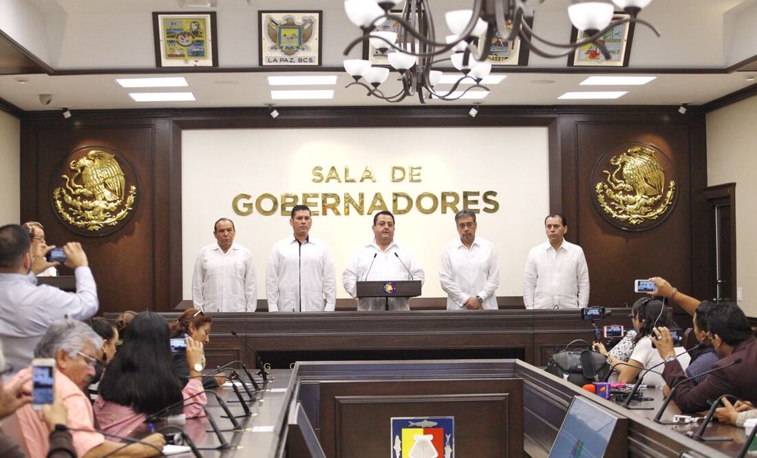 Carlos Mendoza Davis, gobernador del estado, designó a Daniel de la Rosa Anaya como nuevo procurador. (FOTO: Gladys Navarro. EL UNIVERSAL)