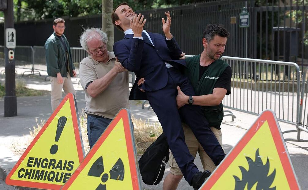 Activistas ambientales de Greenpeace colocaron una estatua de cera del presidente francés Emmanuel Macron, que dicen haber robado del Museo Grévin, durante una acción contra las importaciones francesas de gas y fertilizantes desde Rusia, frente a la embajada rusa en París el 2 de junio de 2025. Foto: AFP