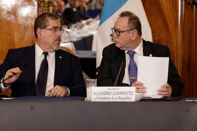 Presidente de Guatemala avala nuevo presupuesto pese a reclamos de Bernardo Arévalo