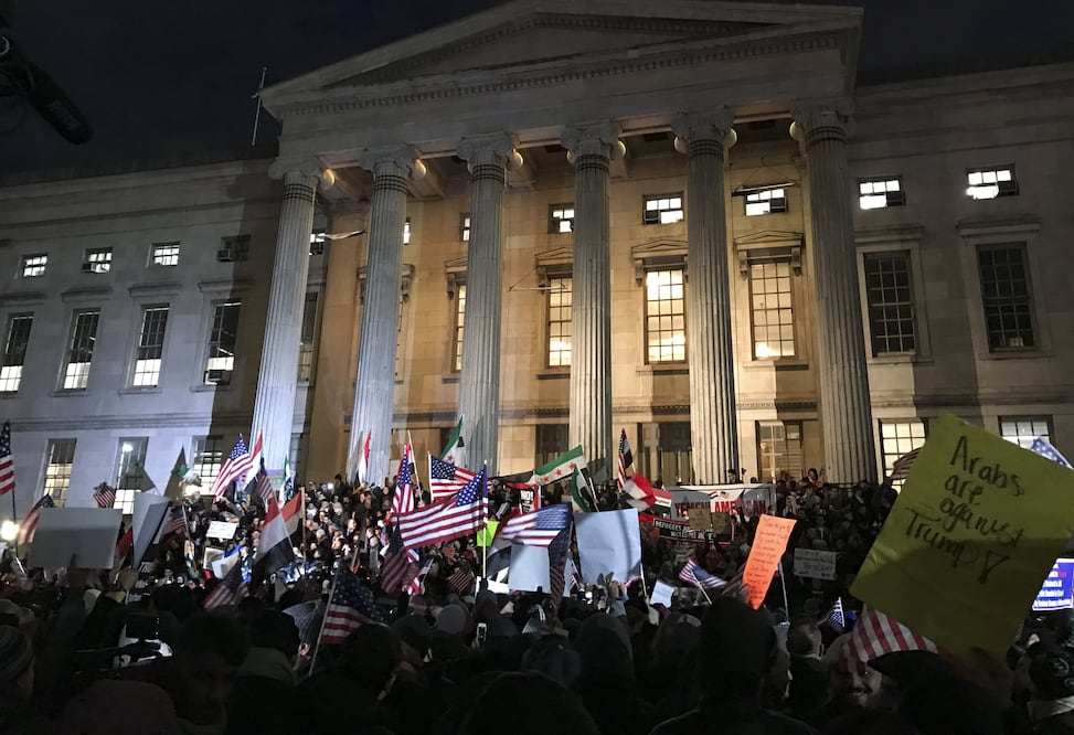 La comunidad yemení protesta en Nueva York contra la prohibición temporal del presidente estadounidense Donald Trump a la emisión de visas a siete países de mayoría musulmana (Foto: Xinhua)