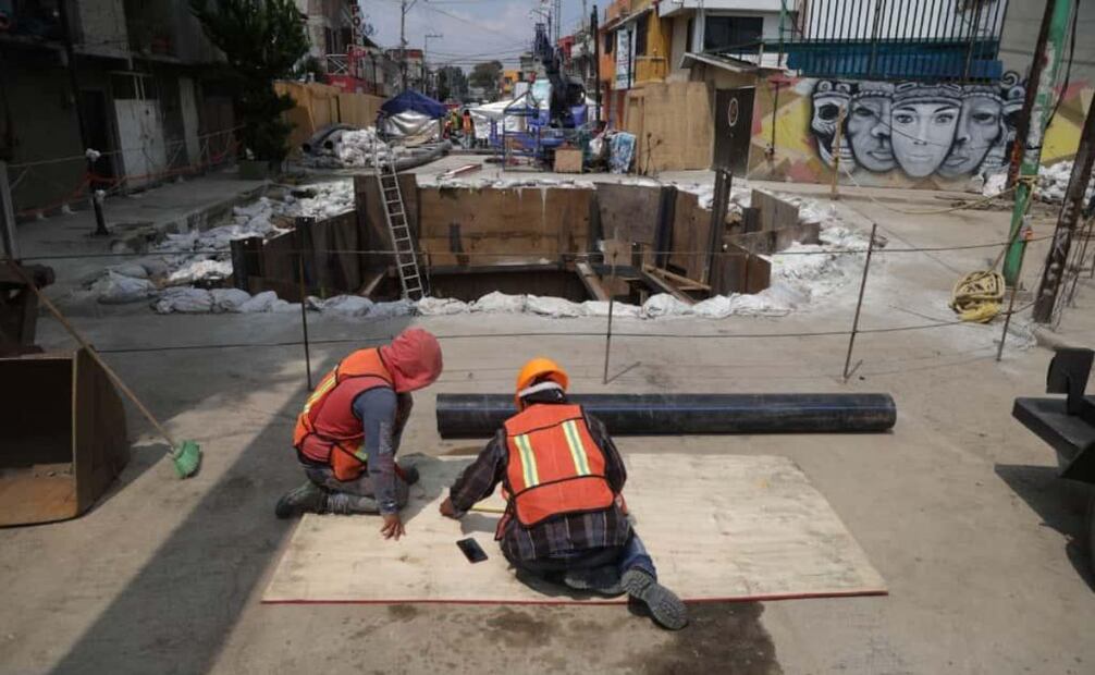 Trabajadores se encargan de llevar a cabo mediciones.
Foto: Carlos Mejía