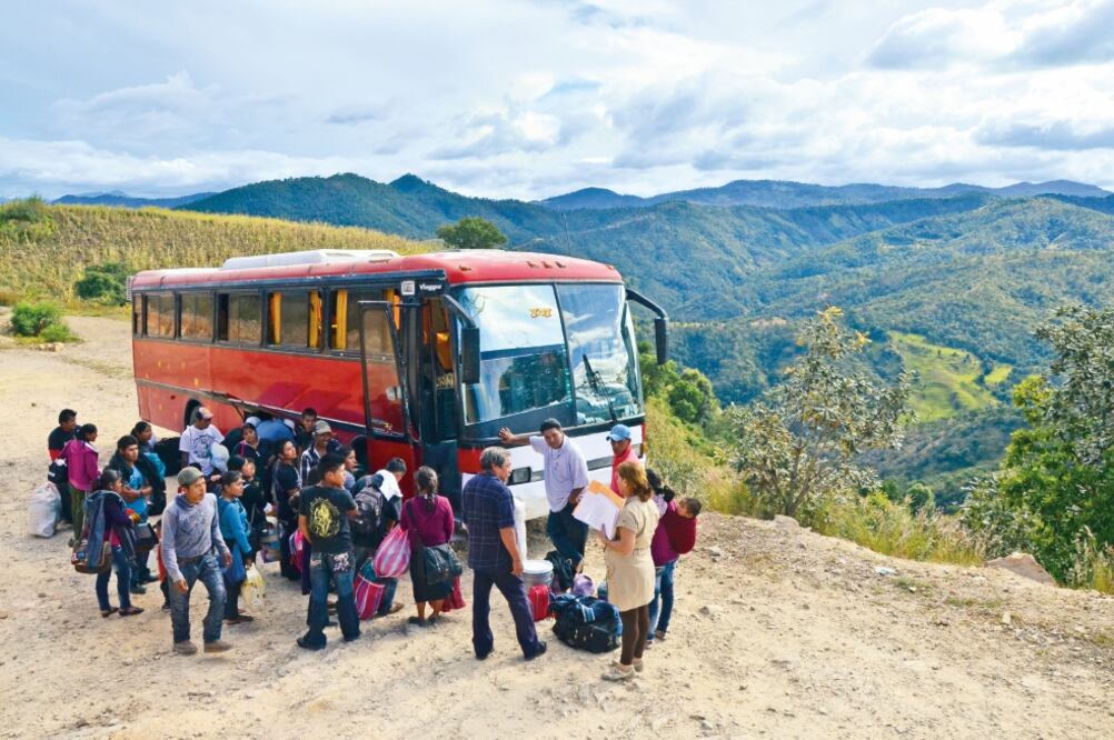 Los jornaleros esperan a que salga un autobús que los lleve a Culiacán, Sinaloa, al corte de chile morrón, jitomate y pepino. No saben a qué campo llegarán; sin embargo, lo importante para ellos es salir a trabajar (Fotos: SALVADOR CISNEROS)