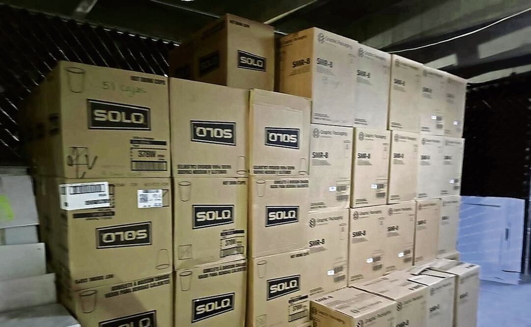 En la bodega se encontraron más de mil cajas con diversos productos entre ellos de papelería y para la limpieza, muchos de ellos ya pasaron su fecha de caducidad. Foto: Especial