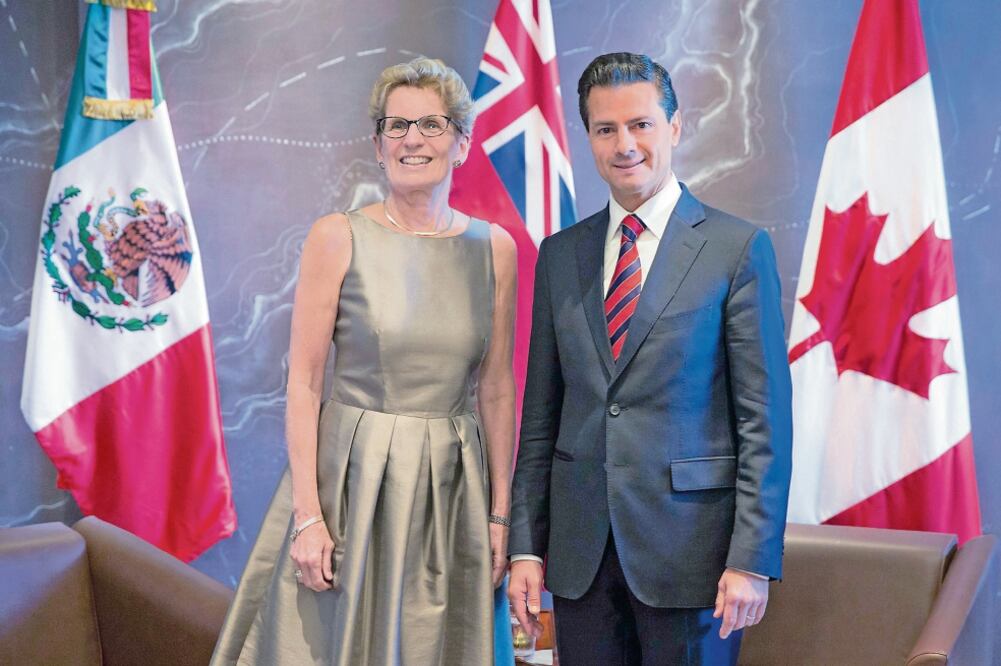 Kathleen Wynne, primera ministra de Ontario, y Enrique Peña Nieto, presidente de México, en una reunión el pasado 27 de junio de este año (ARCHIVO EL UNIVERSAL)