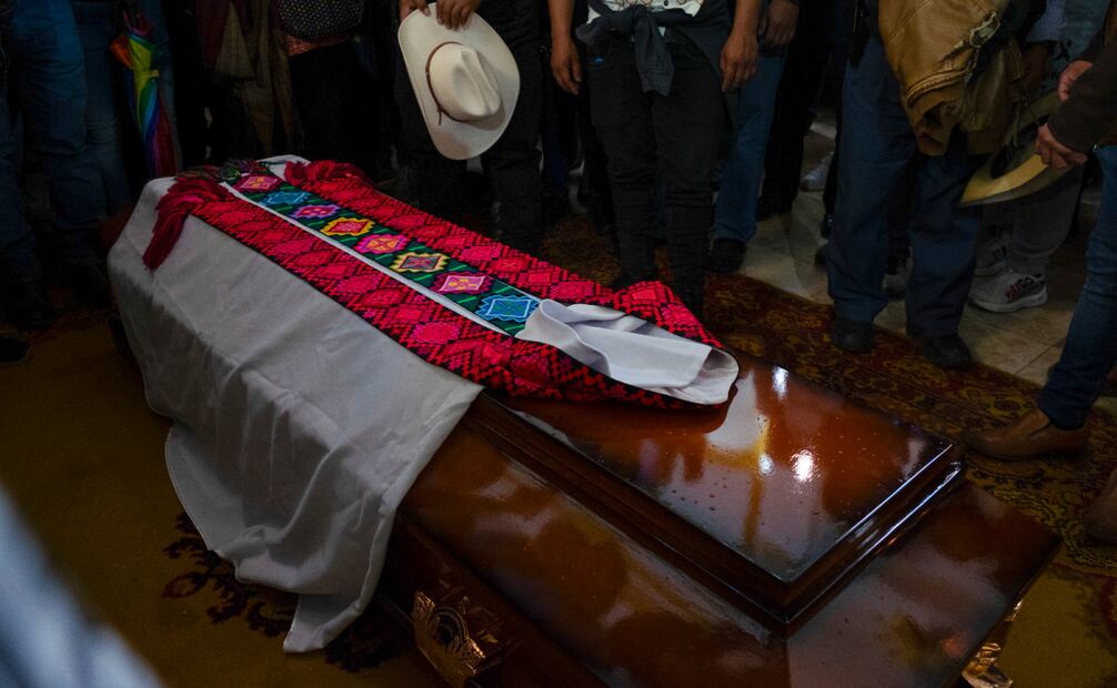 Una túnica yace sobre el ataúd del sacerdote católico Marcelo Pérez, quien fue asesinado en Chiapas. Foto: Isabel Mateos / AP
