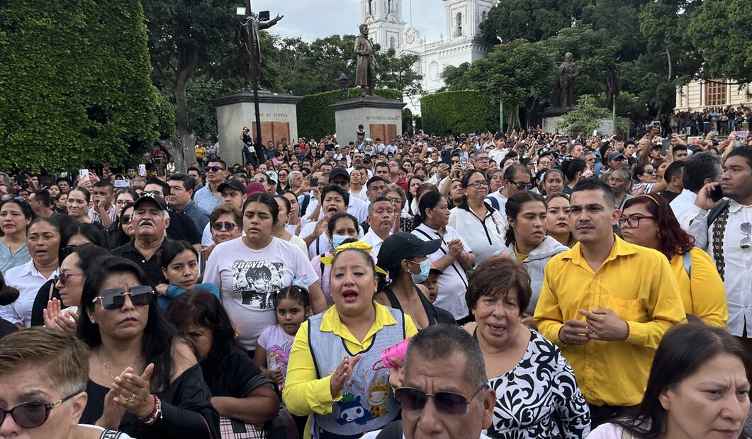 A las 14:15 de la tarde de ayer lunes, el ataúd con el cadáver del alcalde salió de la iglesia y se escuchó un gran aplauso. Foto: Emiliano Torres