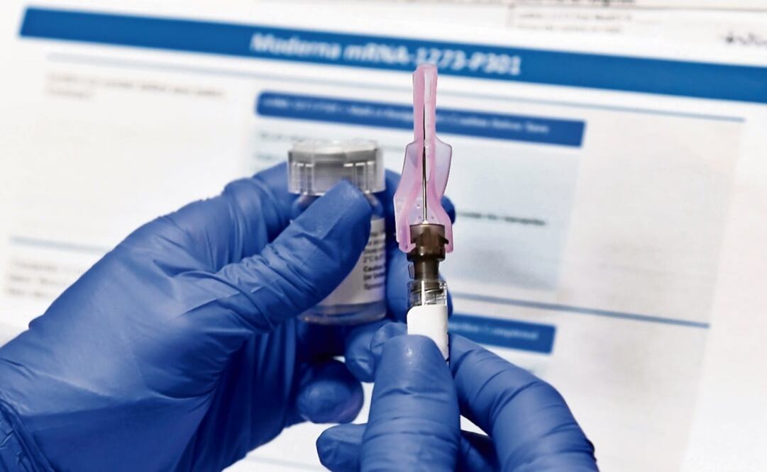 A nurse prepares a shot as a study of a possible COVID-19 vaccine - Photo: Hans Pennink/AP