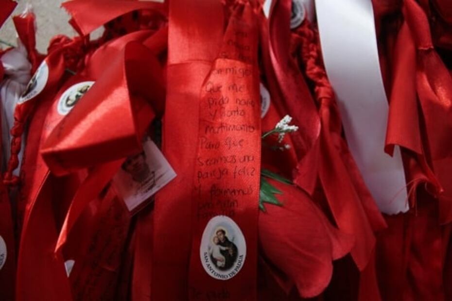 Tres nalgadas a San Antonio para encontrar pareja