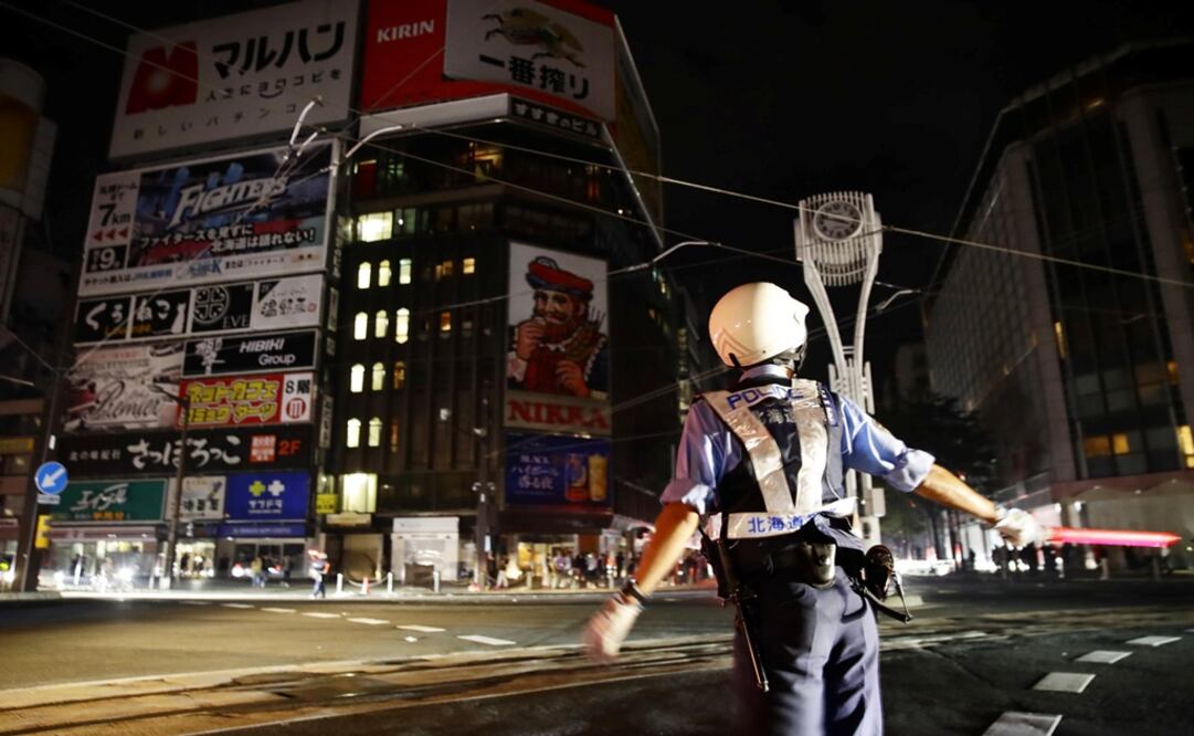 A police officer is seen during blackout after a powerful earthquake hit the area at a cross-point in Sapporo, Japan - Photo: Kyodo via REUTERS