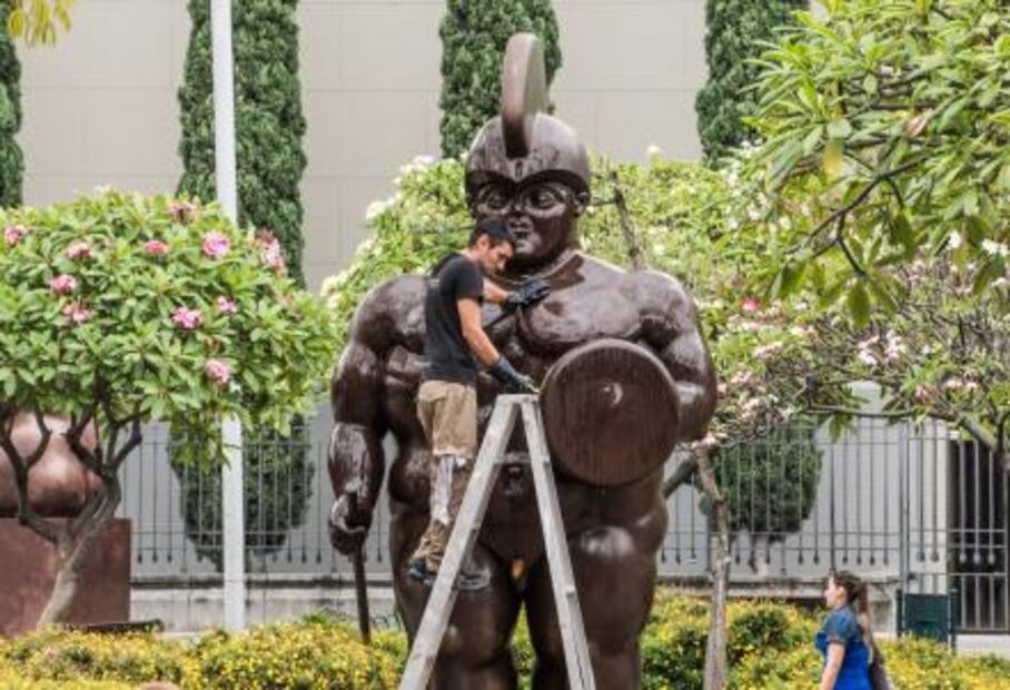 Dan "baño" a esculturas de Botero en Medellín