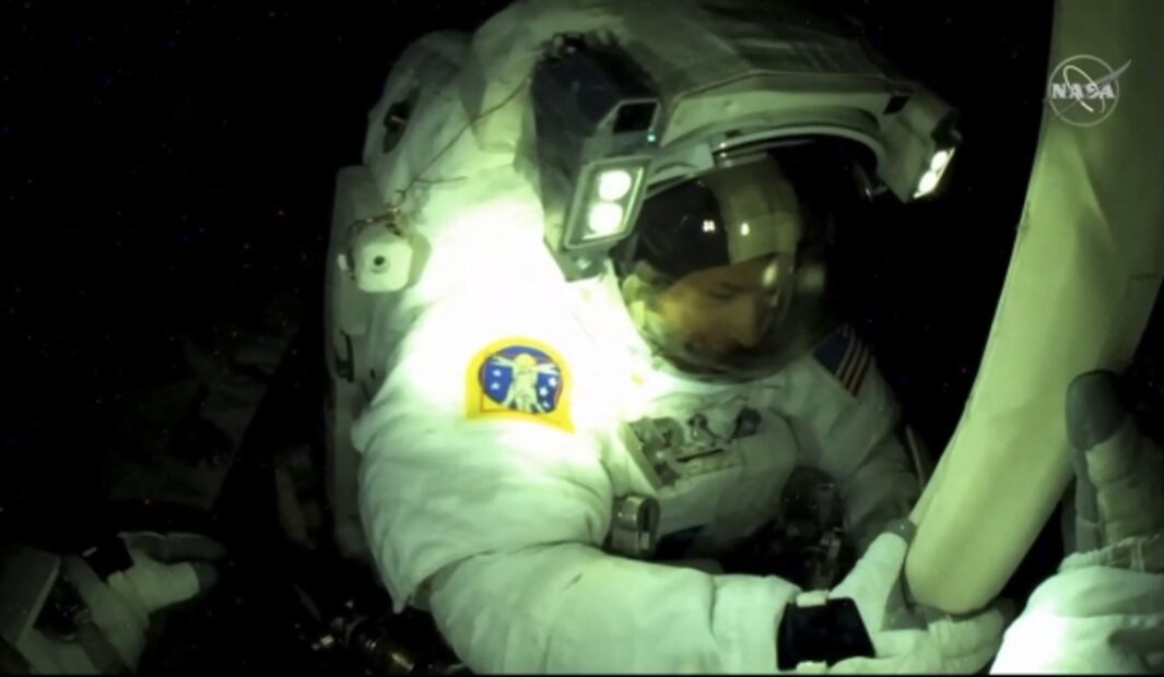 Domingo de caminata: astronautas llegan a la Estación Espacial Internacional 