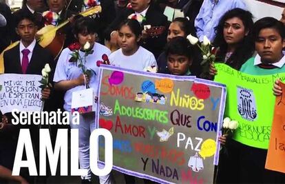 Niños llevan flores y serenata a AMLO