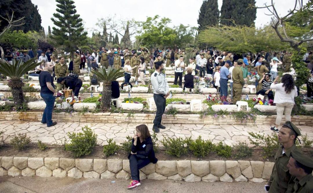 Con el sonar de las sirenas, los israelíes supendieron de inmediato sus labores para ponerse de pie e inclinar la cabeza, en señal de respeto a los 23 mil 320 soldados, policías y guardias de seguridad que han perdido la vida (Foto: Reuters)