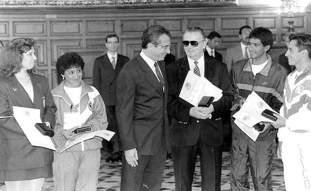 Como era ya tradición, el entonces presidente Ernesto Zedillo entregó las medallas y diplomas del PND tras el Desfile Deportivo por el aniversario del inicio de la Revolución Mexicana. De izq. a der. se ven la bolichista Celia Flores Caballero, la maratonista Ma. Del Carmen Díaz Mancilla, el presidente Zedillo, Jerzy Hausleber, el maratonista Dionisio Cerón Pizarro y el clavadista Fernando Platas. Foto: Presidencia de la República.